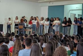 6ο Γυμνάσιο Βέροιας: «Με τα φτερά της μουσικής και του χορού»