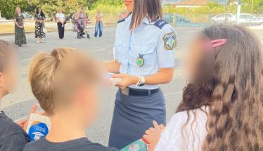 Ενημερωτικό υλικό με χρήσιμες συμβουλές για την οδική ασφάλεια μοίρασε η Τροχαία σε μαθητές