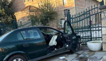 Ηλικιωμένος οδηγός έπεσε πάνω στην περίφραξη του Αγίου Αντωνίου στο κέντρο της Βέροιας
