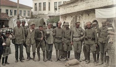 ΜεΜιαΜατια  Τα πρόσωπά τους, σκαμμένα από τον χρόνο και την κακουχία, κοιτούν τον φακό με μια σιωπηλή αξιοπρέπεια