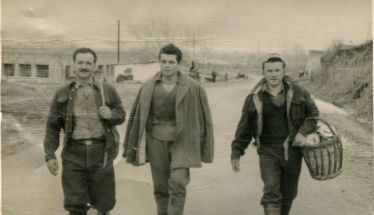 ΜεΜιαΜατια Δεκαετία του ΄50, μεγάλη η κούραση, μεγαλύτερα τα χαμόγελα. Σφαχτέδες, στο παλιό μας σφαγείο, απέναντι από το γήπεδο