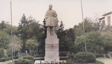 ΜεΜιαΜατια  Στέκει ο Καρατάσος μόνος, στο κέντρο ενός ήσυχου κήπου...