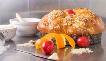 Πριν το Πάσχα με παραδοσιακό τσουρέκι και μετά, με συγκέντρωση διαμαρτυρίας στο Υπουργείο Οικονομικών, οι αρτοποιοί