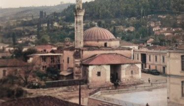 ΜεΜιαΜατια Ο μιναρές υψώνεται ήσυχος πάνω από τις στέγες