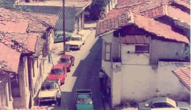 ΜεΜιαΜατια Οδός Κεντρικής, στο ύψος της Παλιάς Μητρόπολης. Αρχές δεκαετίας του ΄90.