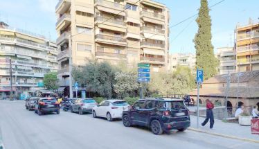 Το Πάσχα τα αυτοκίνητα παρκάρουν και στις θέσεις μοτοσυκλετών;
