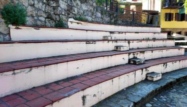 Εργασίες συντήρησης των κερκίδων στο θεατράκι δίπλα στην Συναγωγή