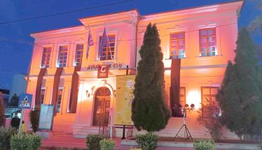 Με πένθιμο μαύρο και κόκκινο του αίματος «βάφτηκε» το Δημαρχείο Βέροιας ως φόρο τιμής στη Γενοκτονία των Ελλήνων του Πόντου