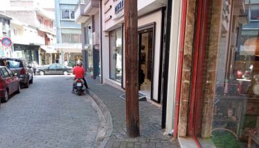 Όταν οι κολώνες «φυτρώνουν»  στα πεζοδρόμια!