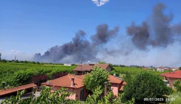 Φωτιά σε αγροτική περιοχή του Μακροχωρίου - Ισχυρή πυροσβεστική δύναμη με την συνδρομή ελικοπτέρου (ΒΙΝΤΕΟ)