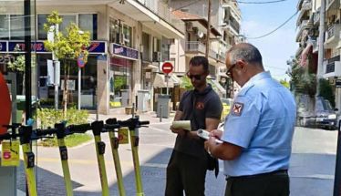 «Επιμένουν» τα κίτρινα ηλεκτρικά πατίνια και…τρώνε κλήση στο κέντρο της Βέροιας!