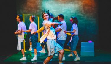 Στην Αντωνιάδεια Στέγη Γραμμάτων και Τεχνών «Ματίας ο Πρώτος», από την Παιδική Σκηνή του ΔΗ.ΠΕ.ΘΕ. Βέροιας σε  σκηνοθεσία Χρήστου Κυπαρισσόπουλου -Πρεμιέρα για το κοινό στις 16 Νοεμβρίου και για σχολεία έως 19 Δεκεμβρίου