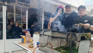 Το σουβλάκι πήγε σύννεφο, με μουσικές και τσικνίσματα παντού!