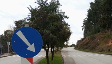 Καλώδια και αναμονές περιμένουν να τοποθετηθούν φωτιστικά στον δρόμο κάτω από το Άλσος Παπάγου