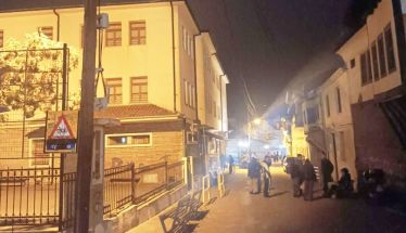 Τα φώτα από τα μαγαζιά και ο προβολέας του 1ου δημοτικού σχολείου φωτίζουν την οδό Κοντογεωργάκη