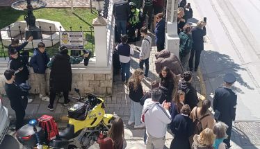 Άμεση επέμβαση του μοτοσυκλετιστή του ΕΚΑΒ κατά την παρέλαση στο κέντρο της Βέροιας