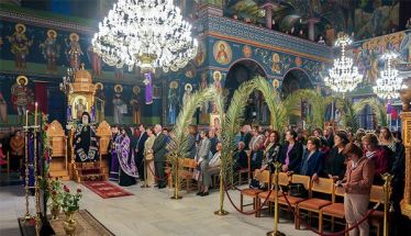 Πλήθος πιστών για τον Όρθρο της Μεγάλης Τετάρτης στον Ιερό Ναό του Αγίου Μηνά Ναούσης