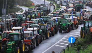 Πιο δυναμικά μπαίνουν στις κινητοποιήσεις οι αγρότες σε όλη τη χώρα -  Μπλόκα σε εθνικές οδούς, τελωνεία και κομβικά σημεία