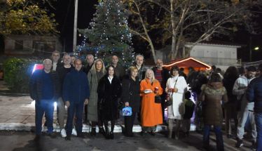 Φωταγωγήθηκε το Χριστουγεννιάτικο Δέντρο στην Ειρηνούπολη     Λαμπερή έναρξη της εορταστικής περιόδου στην Πλατεία Ζερβοχωρίου