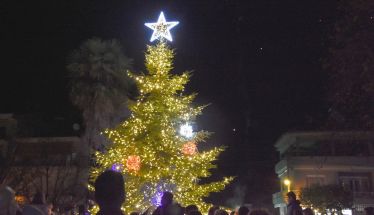 Εντυπωσιακή Χριστουγεννιάτικη Ατμόσφαιρα στη Φωταγώγηση  του Χριστουγεννιάτικου Δέντρου, στην Πλατεία Καρατάσου Νάουσας