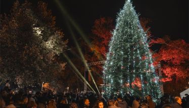 Την 1η Δεκεμβρίου το άναμμα  του Δέντρου στην πλατεία Εληάς Χριστουγεννιάτικες μελωδίες από την Φιλαρμονική, συναυλία του  Χάρη Βαρθακούρη και ζεστό glühwein
