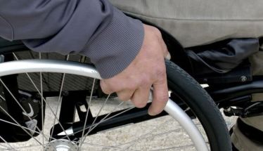 Οι συνταξιούχοι ΑμεΑ θα λάβουν τα 250 ευρώ χωρίς ηλικιακό όριο