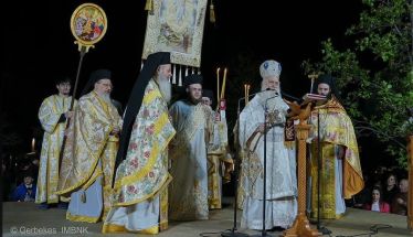 Το χαρμόσυνο μήνυμα της Ανάστασης  από τον Μητροπολίτη, στην Πλατεία Εληάς της Βέροιας