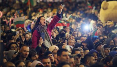 Λίγο πριν μπει στο ευρώ, έπεσε η κυβέρνηση στη Βουλγαρία μετά  από μεγάλες διαδηλώσεις