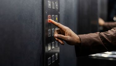 Aναστέλλονται τα πρόστιμα για τα ασανσέρ - Προθεσμία έως 30 Νοεμβρίου για πιστοποίηση