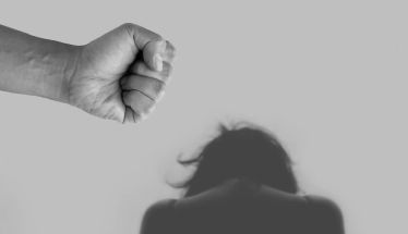 «Γυναικεία Κακοποίηση: Μια πραγματικότητα που δεν μπορούμε πια να αγνοούμε»