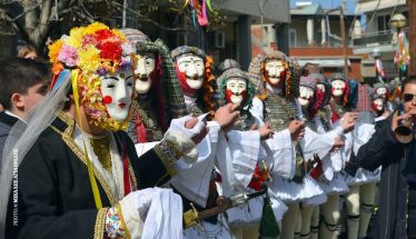 Κορυφώνεται η Αποκριά της Νάουσας με το μοναδικό δρώμενο «Γενίτσαροι και Μπούλες»     Χιλιάδες επισκέπτες αναμένονται το τριήμερο 21–23 Φεβρουαρίου 2026     Σάββατο 21 Φεβρουαρίου 2026: «Μια πόλη, μια γιορτή» – Ολοήμερο ξέφρενο γλέντι σε κάθε γωνιά της Νά