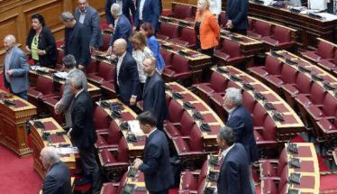 Με 177 ψήφους πέρασε η τροπολογία για την τρίμηνη αναστολή υποβολής αιτήσεων ασύλου