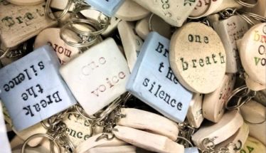 100 χειροποίητα κεραμικά μπρελόκ με μηνύματα ευαισθητοποίησης  και ενδυνάμωσης 