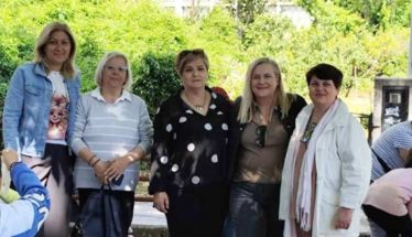 Μαθητές του 8ου Δημοτικού Νάουσας φύτεψαν λουλούδια στο πλαίσιο της 16ης Ανθοκομικής Έκθεσης