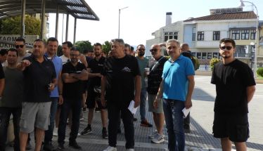 Βέροια: Έκλεισαν τα συνεργεία και πήγαν Πλατεία οι μηχανικοί αυτοκινήτων, ηλεκτρολόγοι και φανοποιοί  διαμαρτυρόμενοι για το ψηφιακό πελατολόγιο