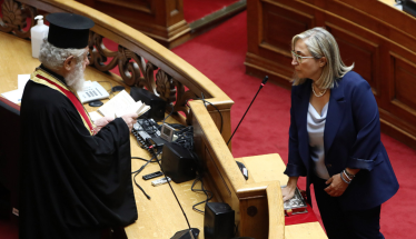 Ορκίστηκε βουλευτής η Στέλλα Αραμπατζή, στη θέση του Απ. Βεσυρόπουλου