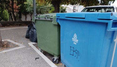 Δύσκολη η πρόσβαση, όταν οι κάδοι ανοίγουν από την πλευρά των θέσεων στάθμευσης