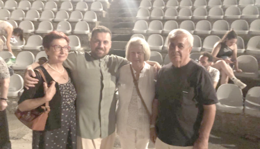 Απόλαυσαν τον γιό τους στη συναυλία του Άλσους, οι γονείς του Θέμη Καραμουρατίδη