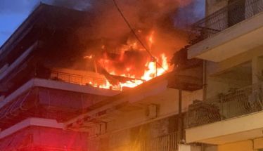 Υπό έλεγχο η φωτιά που ξέσπασε σε πολυκατοικία στην Αλεξάνδρεια Ημαθίας - Ζημιές σε τέσσερα διαμερίσματα
