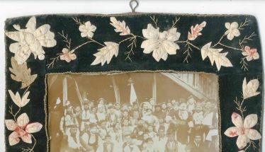 ΑΠΟΚΡΙΑΤΙΚΗ ΑΝΑΠΑΡΑΣΤΑΣΗ ΡΟΥΜΛΟΥΚΙΩΤΙΚΟΥ  ΓΑΜΟΥ ΣΤΗ ΒΕΡΟΙΑ ΤΟ 1905  -Σχόλια σε φωτογραφία με ομάδα μεταμφιεσμένων