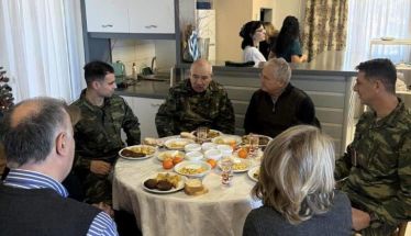 Παράθεση γεύματος της 1ης Μεραρχίας Πεζικού στο Γηροκομείο Βέροιας.