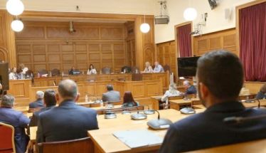 Κατά πλειοψηφία, μόνο από τη ΝΔ, εγκρίθηκε  το πόρισμα για την τραγωδία των Τεμπών  – Την Τρίτη στην Ολομέλεια η συζήτηση και λήψη απόφασης