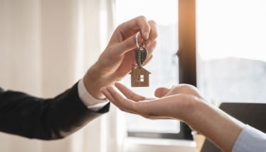 Βλέπουμε να μπαίνουν τα «κλειστά σπίτια» και τα κίνητρα εκμίσθωσης,  στα οικογενειακά συμβούλια!