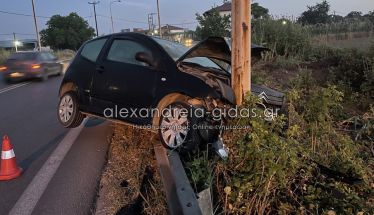 Νησέλι: Αυτοκίνητο καρφώθηκε σε κολόνα φωτισμού
