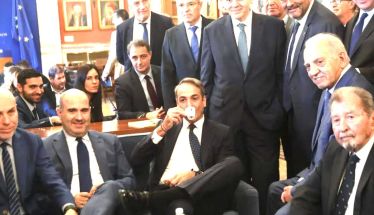 Το καφεδάκι του Μητσοτάκη στο εντευκτήριο της Βουλής έβγαλε είδηση για τις εκλογές