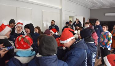 Πρωτοχρονιάτικα κάλαντα από την Κολυμβητική Ακαδημία «Νάουσα» στο Δημαρχείο Νάουσας