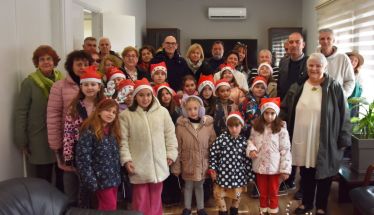 Κάλαντα από το Λύκειο Ελληνίδων Νάουσας στο Δημαρχείο