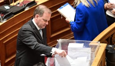 Με 154 ψήφους πέρασε η πρόταση της ΝΔ  για παραπομπή του Κ. Καραμανλή -Προκαταρκτική για διερεύνηση του αδικήματος της παράβασης καθήκοντος (πλημμέλημα)