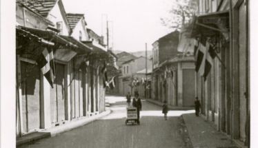 ΜεΜιαΜατια Οδός Κεντρικής, γιορτινή ημέρα και μάλλον ημέρα παρέλασης.