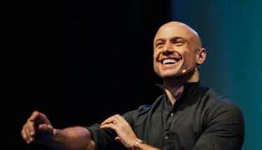 THN ΚΥΡΙΑΚΗ 25 ΙΑΝΟΥΑΡΙΟΥ Stand Up Therapy: Από-Μηχανής Άνθρωπος,  ένα βιωματικό ταξίδι με τον Μάνο Χατζημαλωνά, στη Στέγη